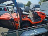 un véhicule utilitaire orange attelé à une remorque