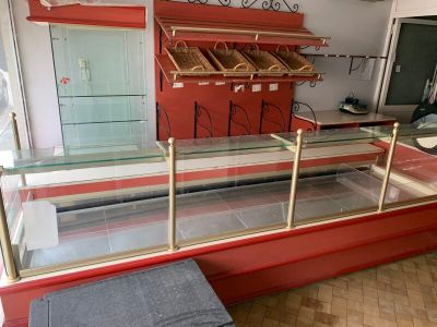 une vitrine en verre au milieu d'une pièce