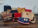 beaucoup de sacs à main posés sur une table en bois