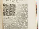 un livre ouvert sur lequel figure l'image d'une lettre