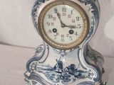 une petite horloge bleue et blanche posée sur une table