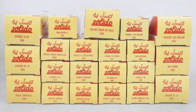 plein de cartons de sodas posés sur une table