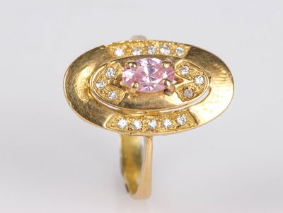 Bague ovale en or sertie de pierres blanche et rose. Poids brut : 4,1  - Photo 1