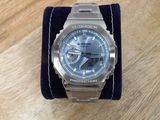 Montre Casio G-Shock argentée avec un bracelet en velours bleu