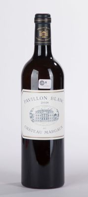 une bouteille de vin posée sur une table