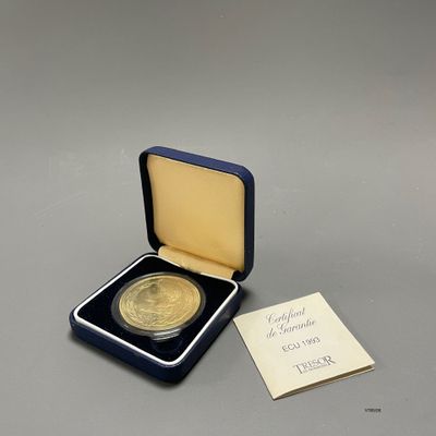[Médaille]. LOT comprenant : - une médaille en bronze allian…