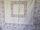 une image représentant une nappe blanche ornée d'un motif carré
