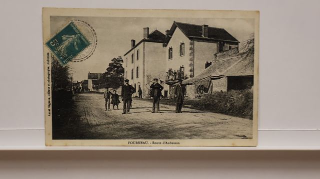 Fourneaux : Route d’Aubusson (Ed. Ségeron). Cpa rare. T.B.E.