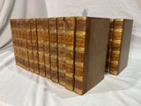 Plusieurs livres sont alignés sur une nappe blanche