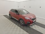 un SUV Nissan rouge garé dans un garage au sol carrelé