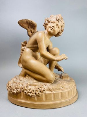 une image représentant une statue d'ange assis sur une table