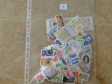 une photo d'un sachet de timbres posé sur un sol carrelé