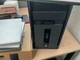 un ordinateur de bureau posé sur un pupitre en bois