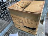 une boîte posée sur un carton
