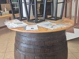 un grand tonneau en bois contenant tout un tas de chaises