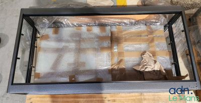 une photo d'une boîte en verre contenant un morceau de plastique
