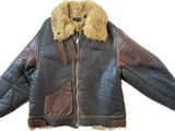 veste en cuir avec col et poignets en fourrure, sur fond blanc