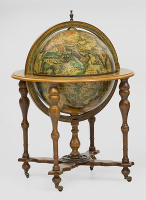 un vieux globe terrestre posé sur un socle en bois