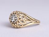 une image d'une bague en or avec un diamant au centre