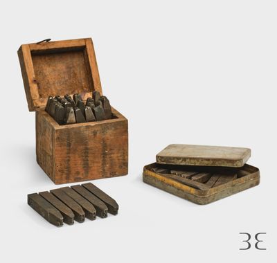 une image représentant une boîte en bois remplie de différents types d'outils
