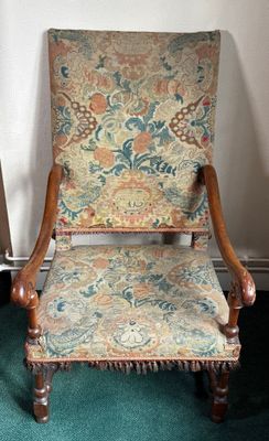 Fauteuil à haut dossier incliné en bois tourné et sculpté re…