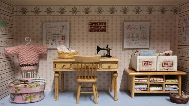 Diorama. Composition miniature, dans une vitrine en bois, vitre e...