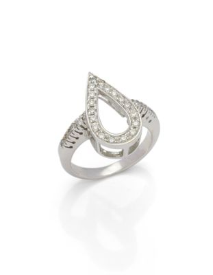 gros plan d'une bague en diamant sur fond blanc