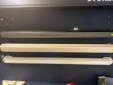 une étagère sur laquelle sont disposées plusieurs lumières