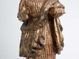 statue d'une femme en robe, portant un châle, posée sur un socle