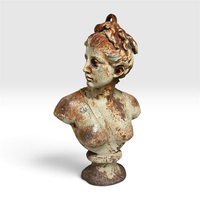 un gros plan sur la statue d'une femme posée sur un socle