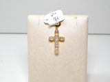un gros plan d'une croix à laquelle est accrochée une étiquette
