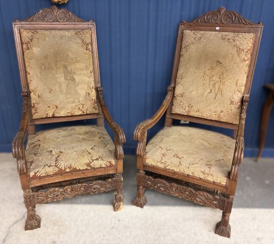 Paire de fauteuils garnis de tapisserie au point de style Louis X...