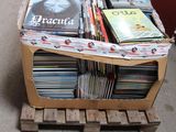 beaucoup de CD posés sur une palette au sol