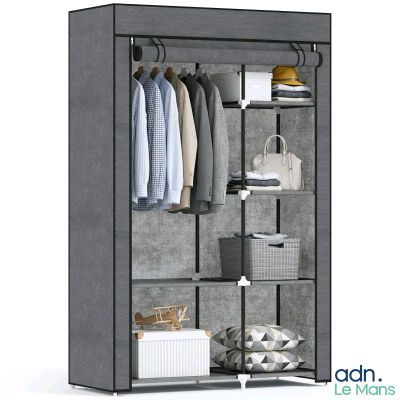 une photo d'une armoire avec des vêtements suspendus dedans