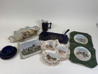 un grand nombre d'objets posés sur une table
