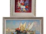 deux tableaux encadrés représentant des bateaux et des fleurs sur fond rouge