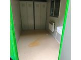 un meuble de cuisine vert muni de deux portes et d'un évier