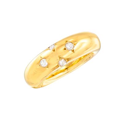 gros plan d'une bague en or avec des diamants sur fond blanc