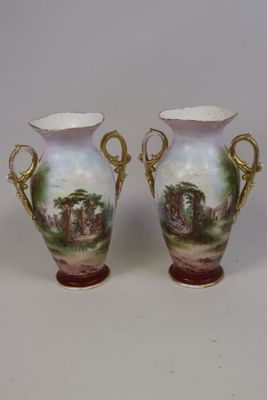 deux vases posés sur une table