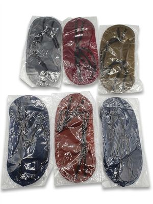 six paires de chaussons sont emballées dans des sacs en plastique, posées sur une surface blanche