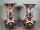 deux vases sont posés côte à côte sur une surface grise