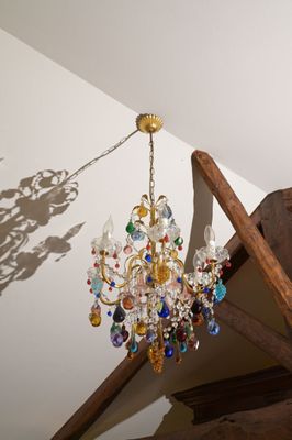 un lustre suspendu au plafond d'une pièce
