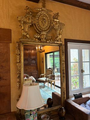 un salon avec un canapé et un miroir accroché au mur