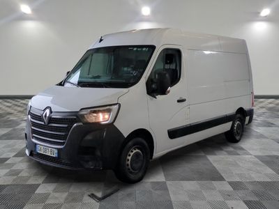 la photo d'une camionnette blanche garée dans un garage