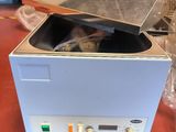 une machine posée sur une table dans une pièce