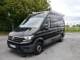 une camionnette noire garée dans un parking