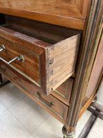 Un secrétaire à abattant de style Louis XVI en noyer surmont… (photo 6)