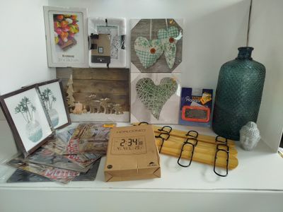 une table sur laquelle se trouvent plusieurs objets et un vase