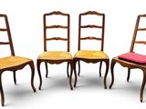 trois chaises en bois avec des coussins rouges sont disposées côte à côte sur une surface blanche