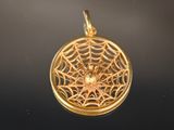 pendentif plaqué or représentant une toile d'araignée avec une étoile au centre